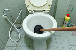 トイレの水の流れが悪い……主な原因と対策方法をチェック
