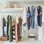 見せる収納でスッキリオシャレ。クローゼットがない部屋の洋服収納術